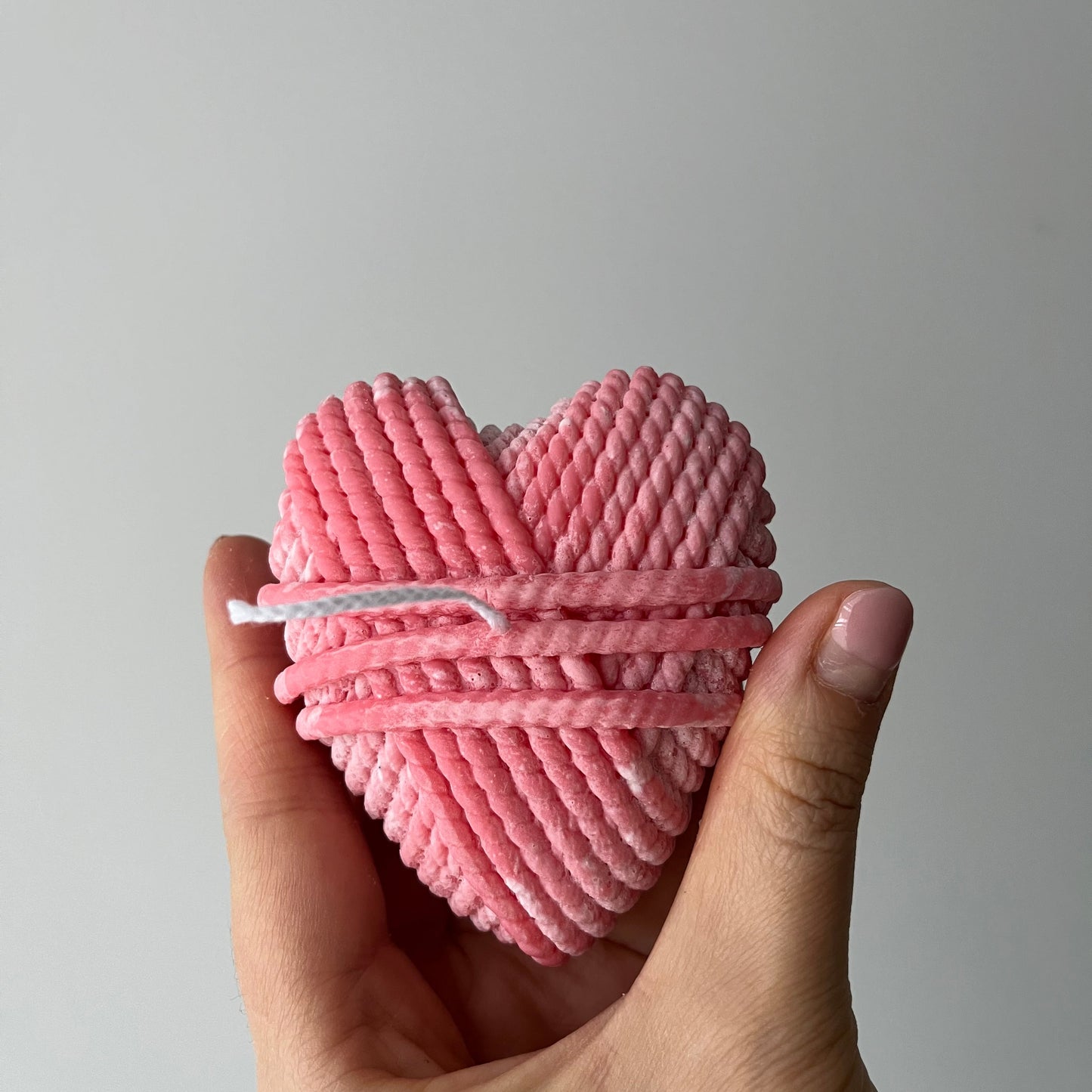 Gehäkelte Herzkerze – Verflechtung der Liebe